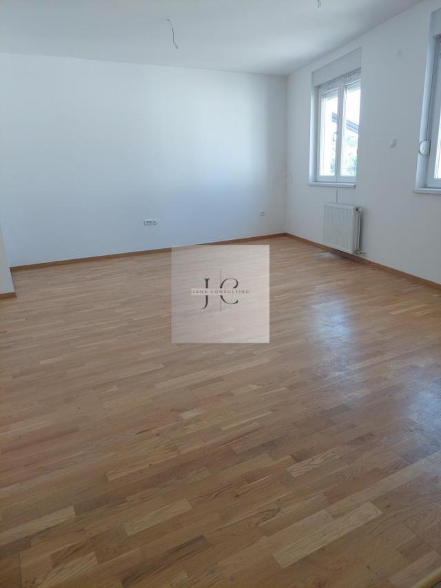 Četvorosoban stan na prodaju, Petrovaradinsko Podgrađe - Gradić, 90m²