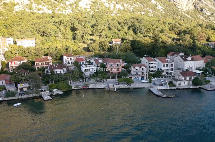 Dvospratna kuca Kotor, Dobrota 1