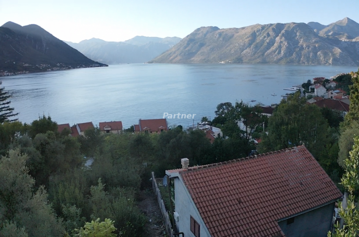 Dvospratna kuca Kotor, Dobrota 1