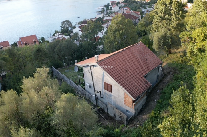 Dvospratna kuca Kotor, Dobrota 1