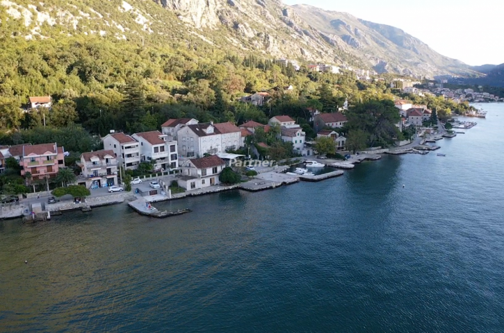 Dvospratna kuca Kotor, Dobrota 1