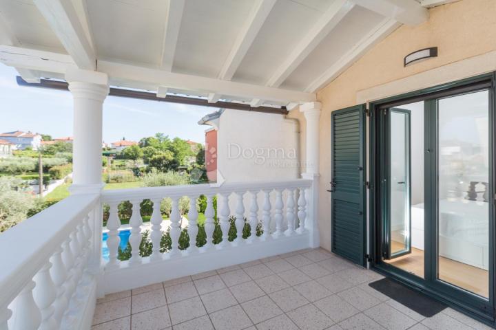 Luxuriously decorated terraced house (end) with pool, 400m from the sea