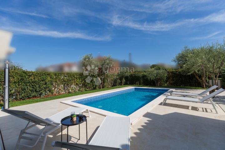 Luxuriously decorated terraced house (end) with pool, 400m from the sea