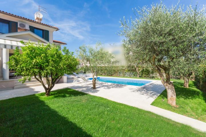 Luxuriously decorated terraced house (end) with pool, 400m from the sea