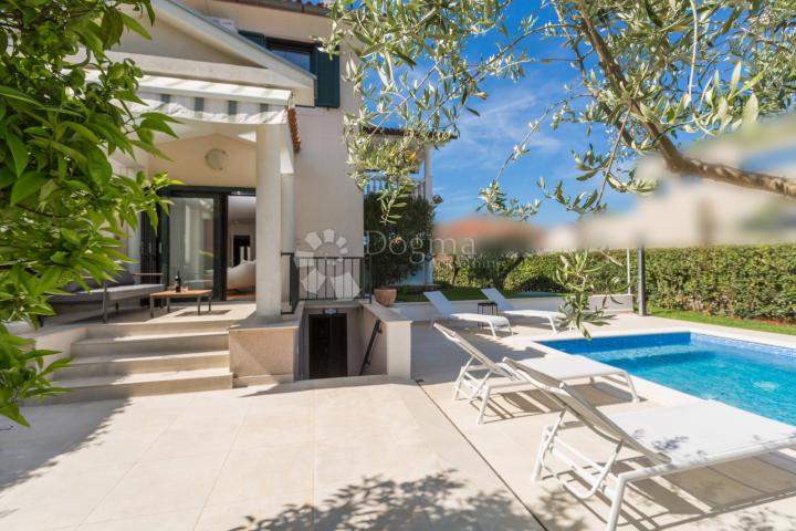 Luxuriously decorated terraced house (end) with pool, 400m from the sea