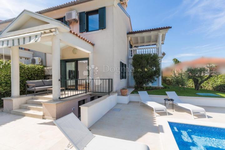 Luxuriously decorated terraced house (end) with pool, 400m from the sea