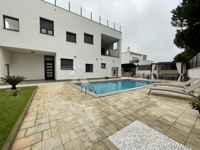 VILLA MIT POOL IN NOVIGRAD NAHE DEM MEER