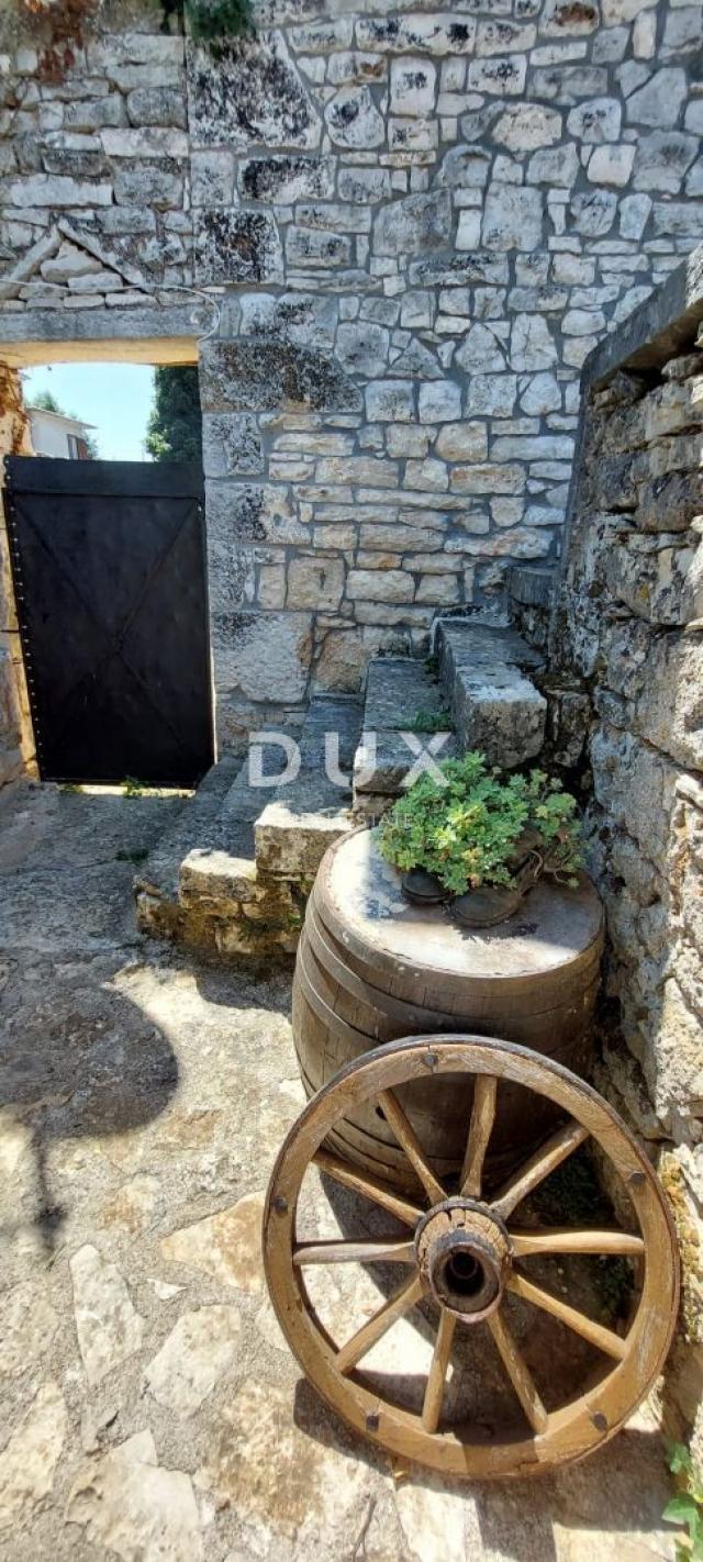 ISTRIEN, LOVREČ – Eine Villa aus einheimischem Stein mit einem geräumigen Grundstück und einem zusät