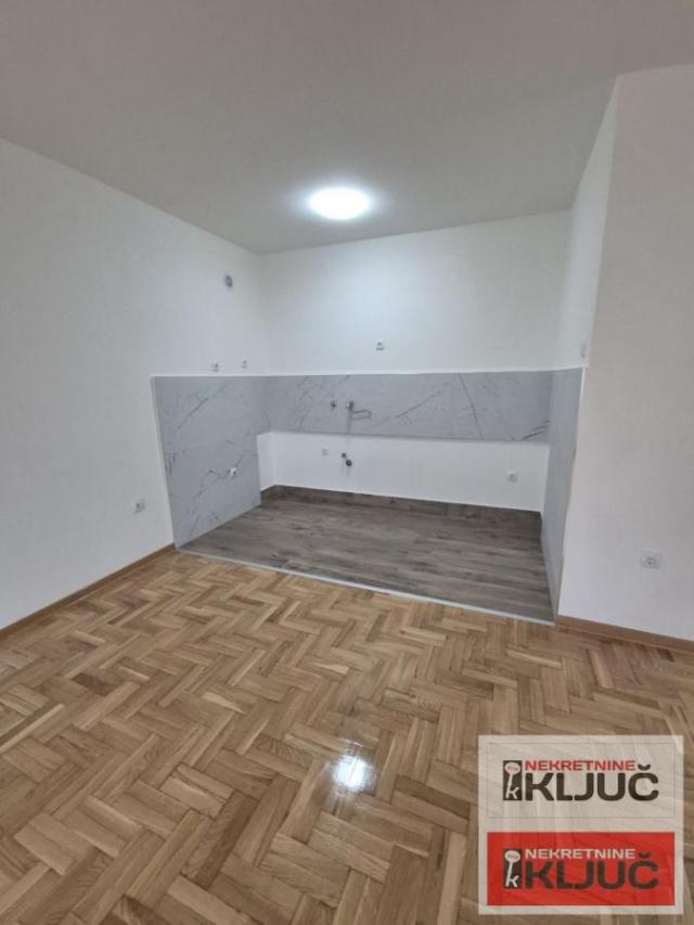 SOMBORSKI BULEVAR, 52m2, Dvosoban, Renoviran, Useljiv