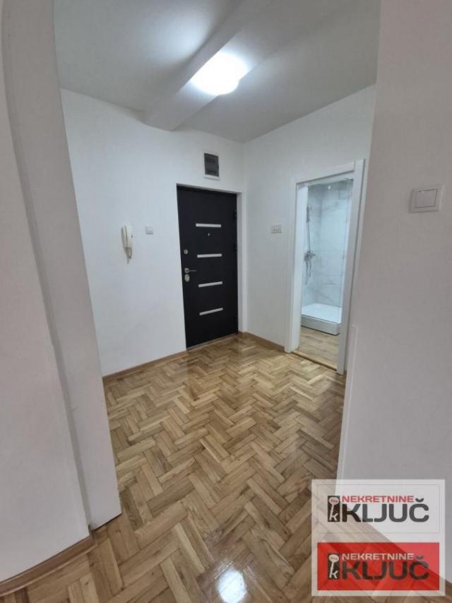 SOMBORSKI BULEVAR, 52m2, Dvosoban, Renoviran, Useljiv