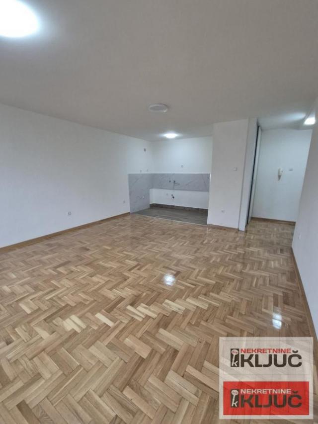 SOMBORSKI BULEVAR, 52m2, Dvosoban, Renoviran, Useljiv