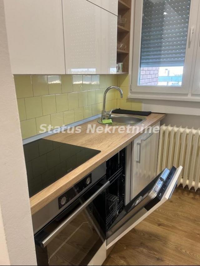 NAMEŠTENA, KOMPLETNO RENOVIRANA GARSONJERA 26M2, LIMAN 3, ODVOJENA KUHINJA, 350EU