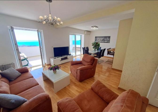 Sveti Stefan,  139m2 +  27m2 dve terase ,  duplex ,  sa nestvarnim  pogledom  na more