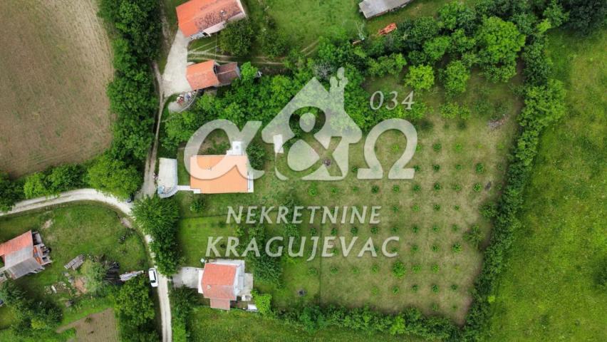 Novoizgrađena kuća 100m2 sa pogledom na šumu i grad na 5, 5 km od Centra