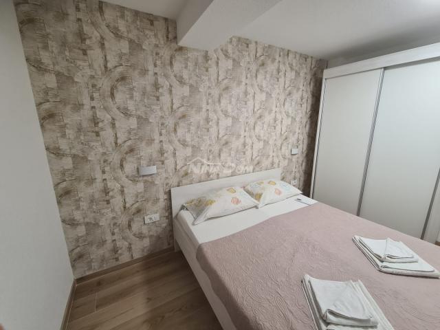 Apartman trosoban u prizemlju