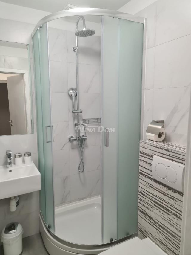 Apartman trosoban u prizemlju