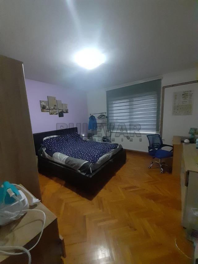 Lepa funkcionalna porodična kuća  180m2,  plac 2. 23ar, naselje Deveti Maj. Odlična ponuda!