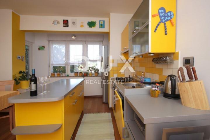 ISTRIA, PULA - Fully furnished 2BR+DB apartment 61m2 in the wider part of the city center with parki