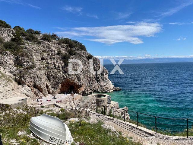 OPATIJA, BRSEČ - house with three residential units and a sea view