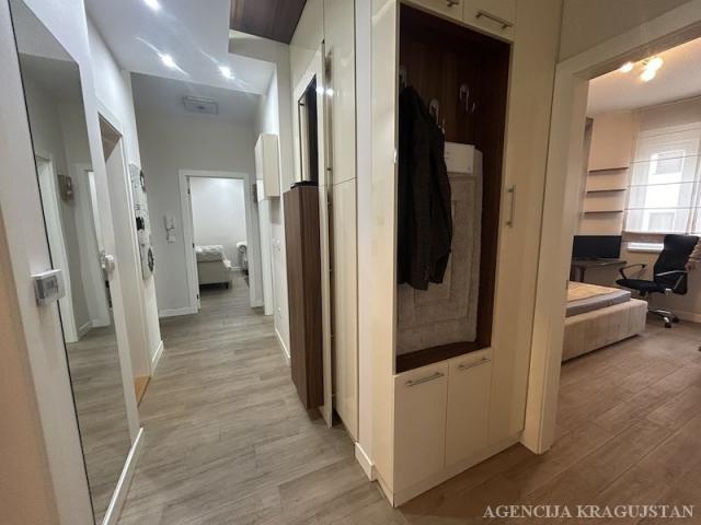 Izdavanje, Stan, 81. 00m2 , Centar