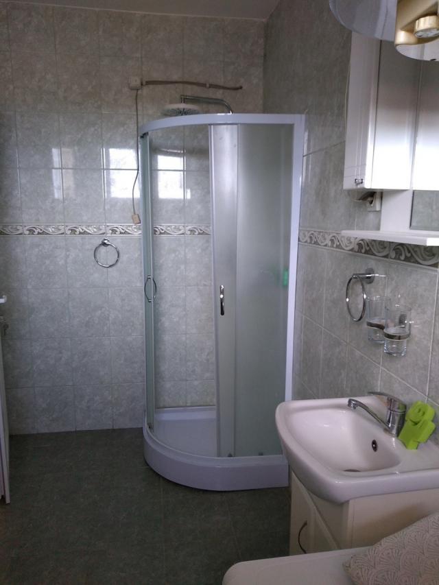 Renoviran dvosoban stan u Zemunu, Glavna, 64m2