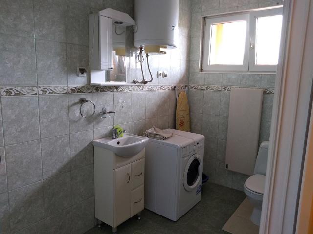 Renoviran dvosoban stan u Zemunu, Glavna, 64m2