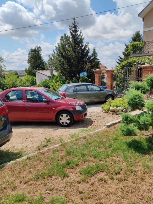 Istočna Kapija. Prometna ulica. Izlog. Parking. 