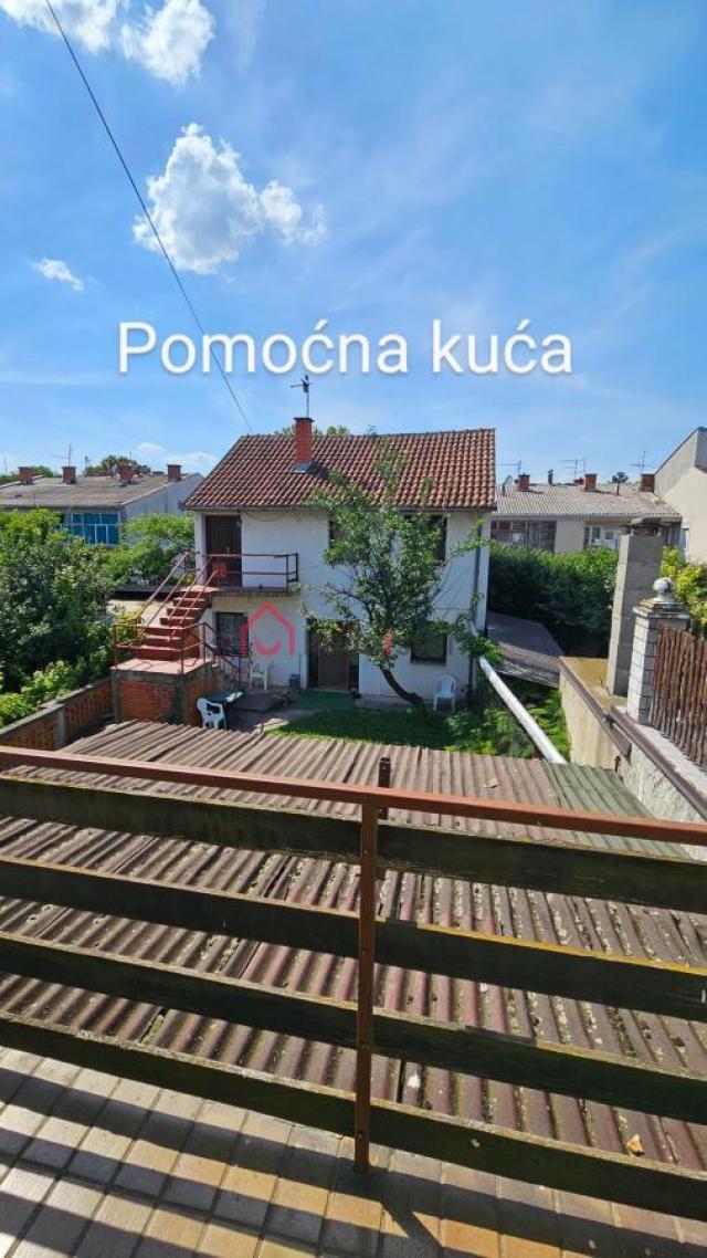 Uknjižena Kuća, Dvorište i Pomoćna Kuća od 100m2