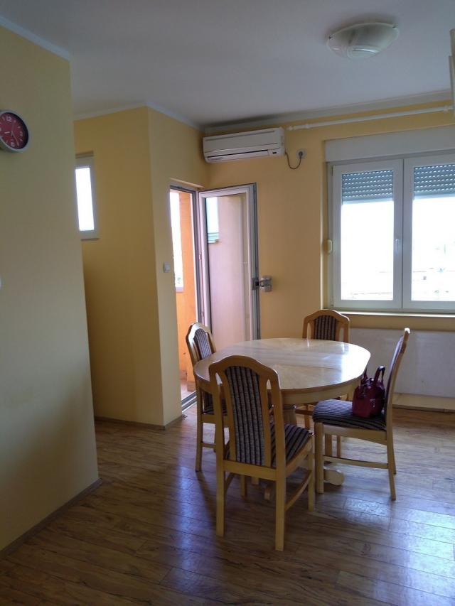 Renoviran dvosoban stan u Zemunu, Glavna, 64m2