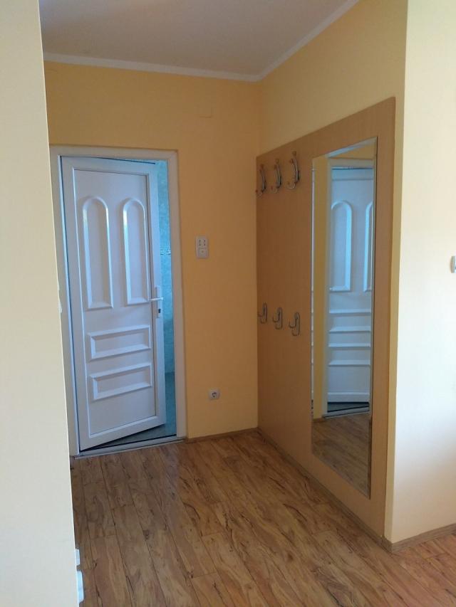 Renoviran dvosoban stan u Zemunu, Glavna, 64m2