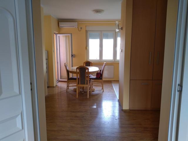 Renoviran dvosoban stan u Zemunu, Glavna, 64m2