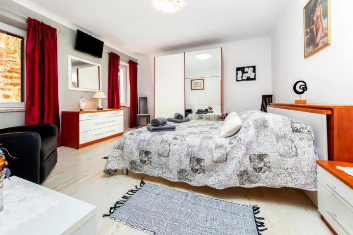 Istra, Rovinj, predivan jednosoban stan 50m2 na drugom katu s pogledom na more