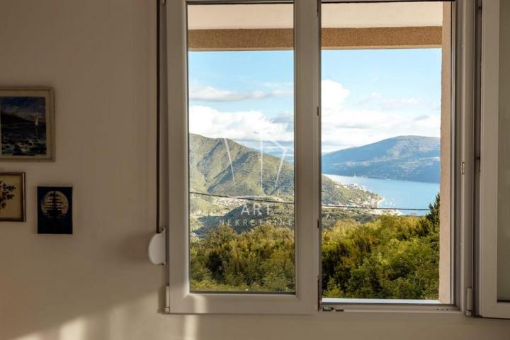 Herceg Novi, luksuzna kuća modernog dizajna, mereno 220m2 ID#9147