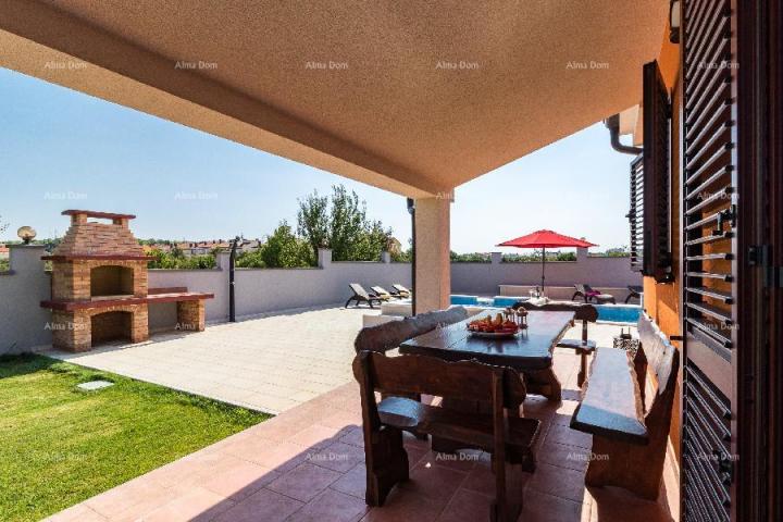 House House with pool and jacuzzi!