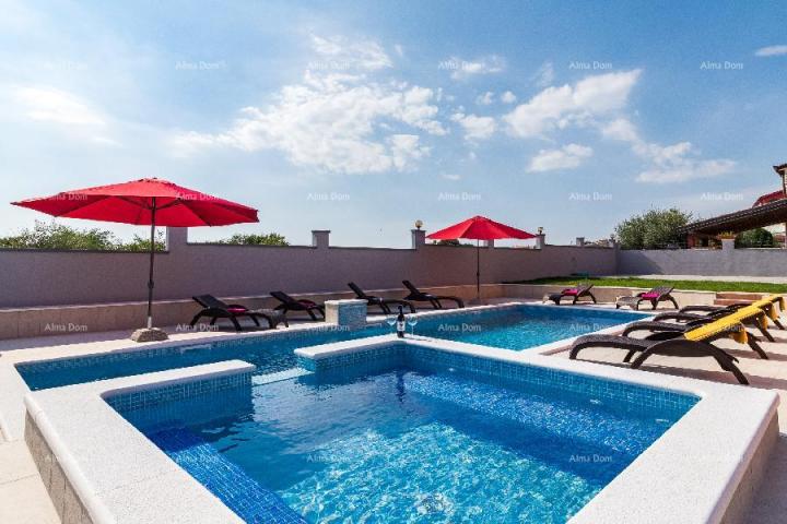 House House with pool and jacuzzi!