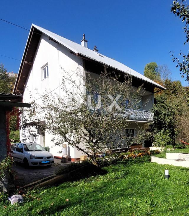 GORSKI KOTAR, FUŽINE – Einfamilienhaus mit zwei Wohneinheiten, Garage und Garten im Zentrum von Fuži