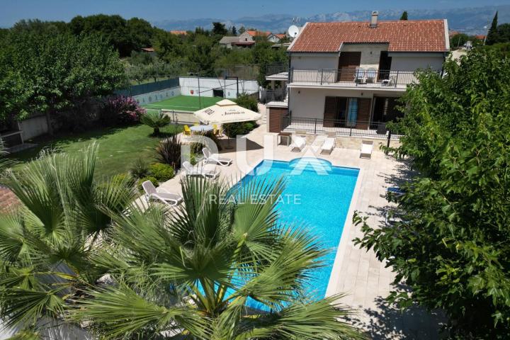 ZADAR, POLÍČNIK - Schöne Villa mit Swimmingpool und Spielplatz