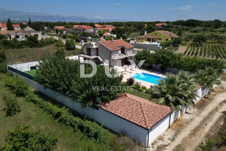 ZADAR, POLÍČNIK - Schöne Villa mit Swimmingpool und Spielplatz