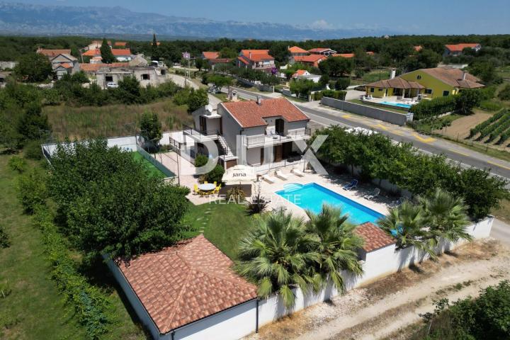 ZADAR, POLÍČNIK - Schöne Villa mit Swimmingpool und Spielplatz