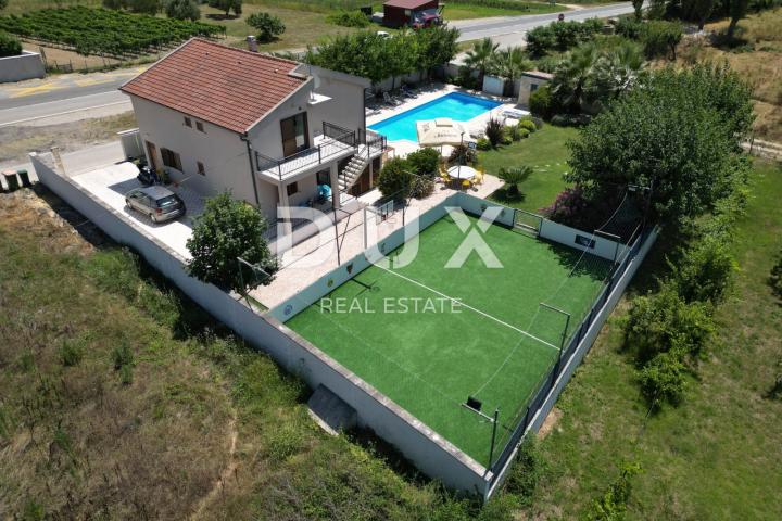 ZADAR, POLÍČNIK - Schöne Villa mit Swimmingpool und Spielplatz