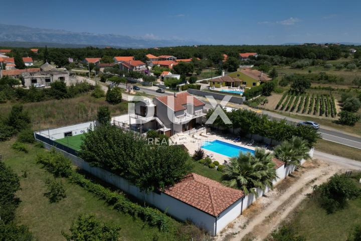 ZADAR, POLÍČNIK - Schöne Villa mit Swimmingpool und Spielplatz