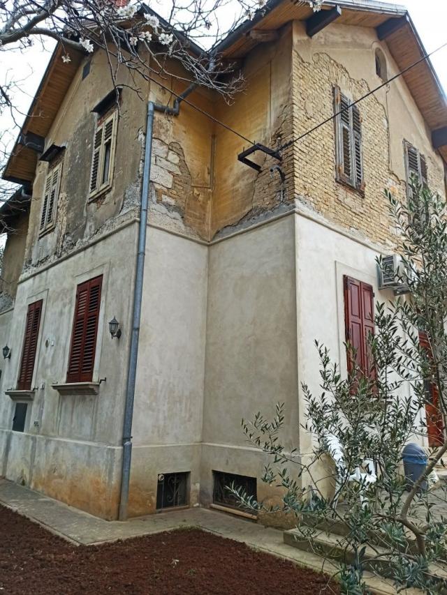 ISTRA, PULA - Austrougarska vila za renovaciju u blizini mora 