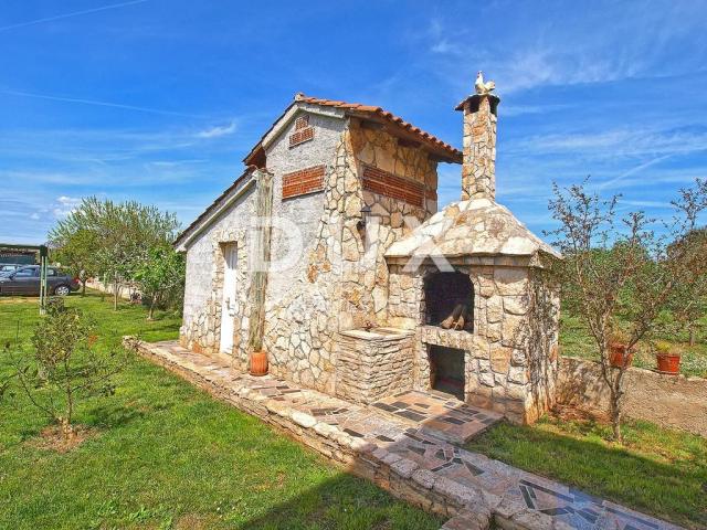 ISTRIA, FAŽANA - Floor of a house with 4 apartments and a garden - 500 m FROM THE SEA!!