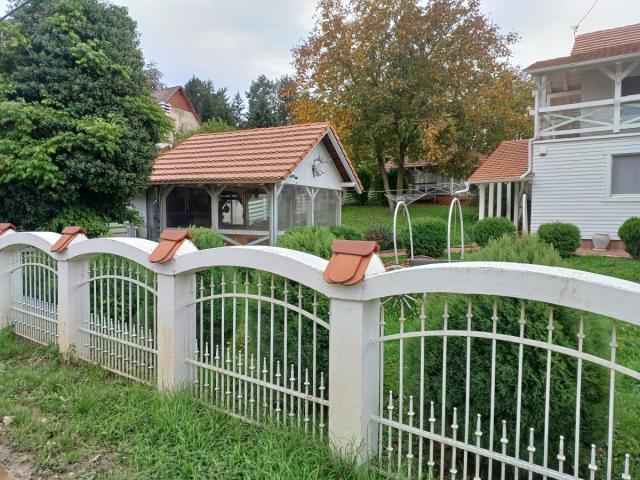 Vrdnik, Centar, 120m2. 12ari, prelepa kuca, uknjizena