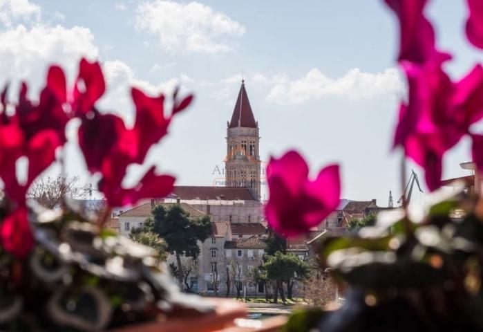 TROGIR, RENOVIRAN I NAMJEŠTEN STAN U BLIZINI CENTRA GRADA