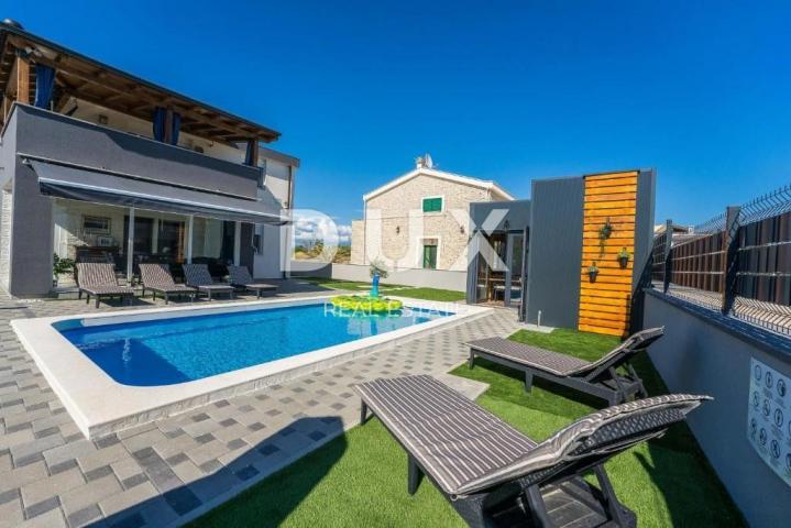 ZADAR, PRIVLAKA - Villa mit Pool 200 Meter vom Meer entfernt