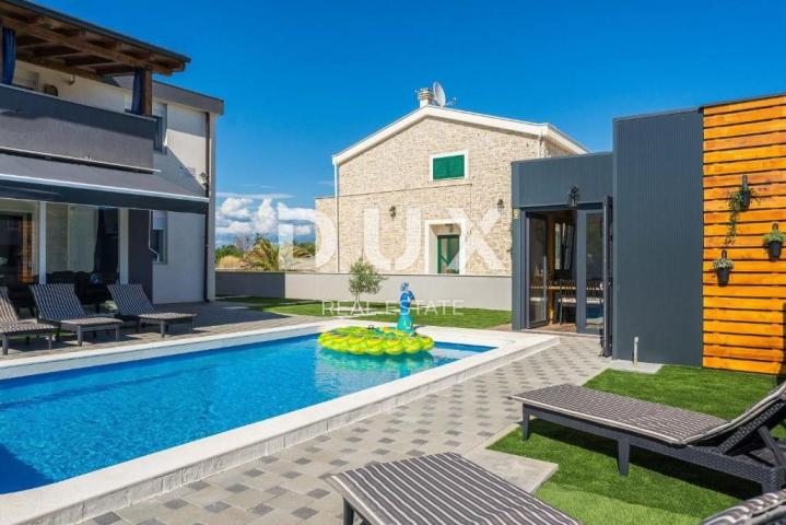 ZADAR, PRIVLAKA - Vila s bazenom 200 metara od mora