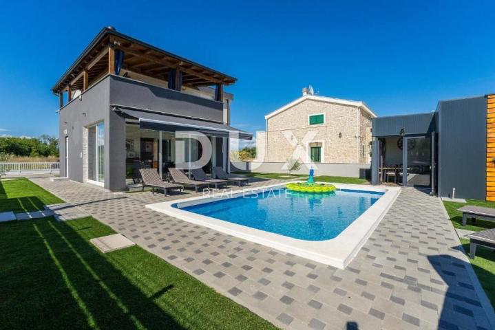 ZADAR, PRIVLAKA - Villa mit Pool 200 Meter vom Meer entfernt