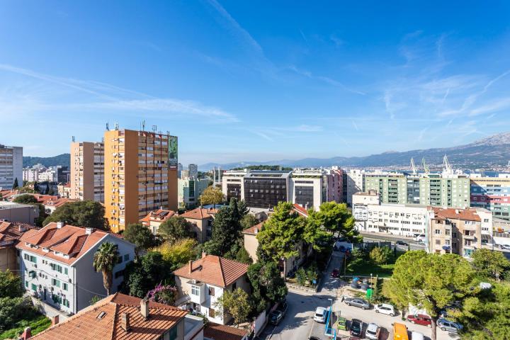 Split, Bol, odličan trosoban stan površine 108 m2