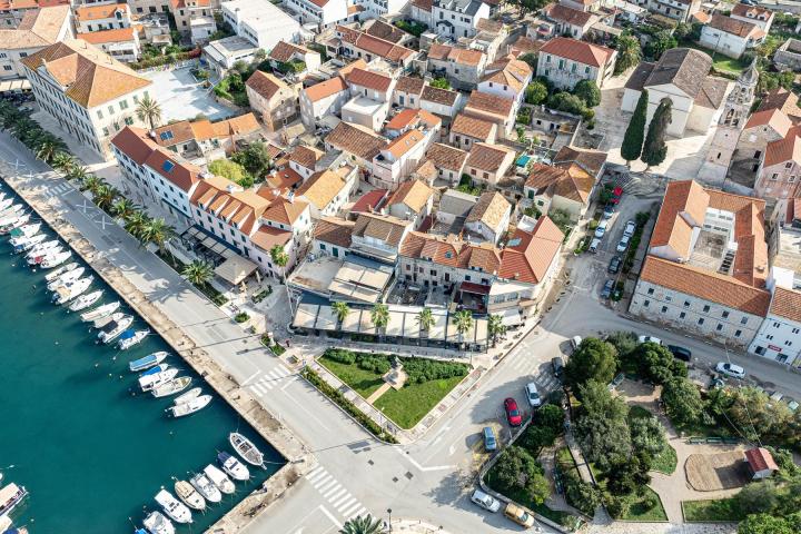 Otok Korčula, poslovno-stambena kamena zgrada